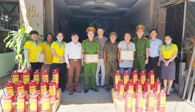 Khen thưởng cá nhân, tập thể tại khu dân cư dũng cảm, nhanh chóng chữa chạy kịp thời Khen thưởng cá nhân, tập thể tại khu dân cư dũng cảm, nhanh chóng chữa chạy kịp thời