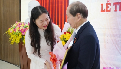 Phường Hải Châu trao tặng Huy hiệu Đảng 68 đồng chí Phường Hải Châu trao tặng Huy hiệu Đảng 68 đồng chí