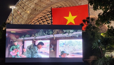 Phim “Mưa Đỏ” chạm đến cảm xúc người dân tại Công viên APEC Phim “Mưa Đỏ” chạm đến cảm xúc người dân tại Công viên APEC