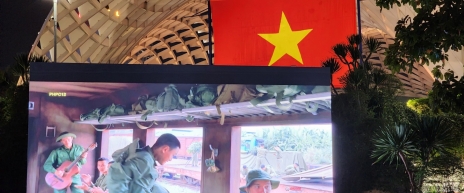 Phim “Mưa Đỏ” chạm đến cảm xúc người dân tại Công viên APEC Phim “Mưa Đỏ” chạm đến cảm xúc người dân tại Công viên APEC