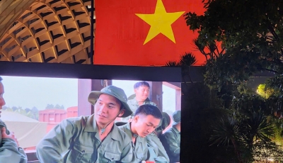 Người dân xúc động khi xem phim Mưa đỏ tại Công viên APEC Người dân xúc động khi xem phim Mưa đỏ tại Công viên APEC