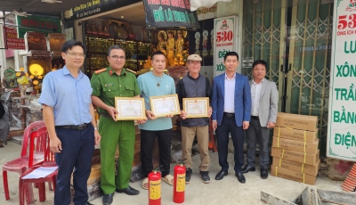 UBND phường Hải Châu thăm, khen thưởng các cá nhân, tập thể tham gia chữa cháy, cứu nạn cứu hộ UBND phường Hải Châu thăm, khen thưởng các cá nhân, tập thể tham gia chữa cháy, cứu nạn cứu hộ