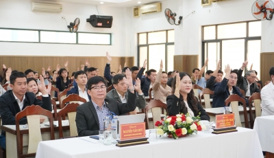 Lấy ý kiến cử tri nơi công tác với người được giới thiệu ứng cử Lấy ý kiến cử tri nơi công tác với người được giới thiệu ứng cử