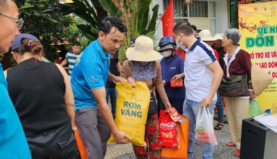 Gom Tết tặng mọi nhà Gom Tết tặng mọi nhà