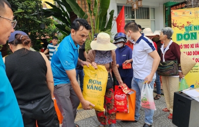 Gom Tết tặng mọi nhà Gom Tết tặng mọi nhà