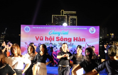 Vũ hội náo nhiệt bên bờ sông Hàn Vũ hội náo nhiệt bên bờ sông Hàn