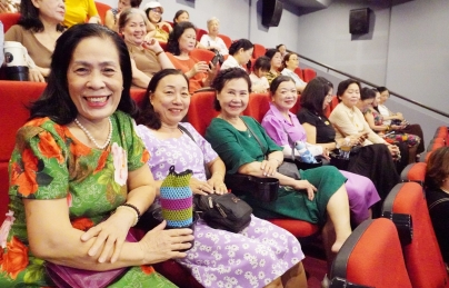 Xúc động buổi xem phim “10 cô gái Ngã ba Đồng Lộc” Xúc động buổi xem phim “10 cô gái Ngã ba Đồng Lộc”