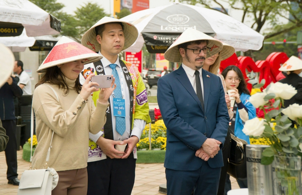 Đại biểu các thành phố hữu nghị và hợp tác thích thú khi được tặng nón lá tại Công viên APEC Đại biểu các thành phố hữu nghị và hợp tác thích thú khi được tặng nón lá tại Công viên APEC